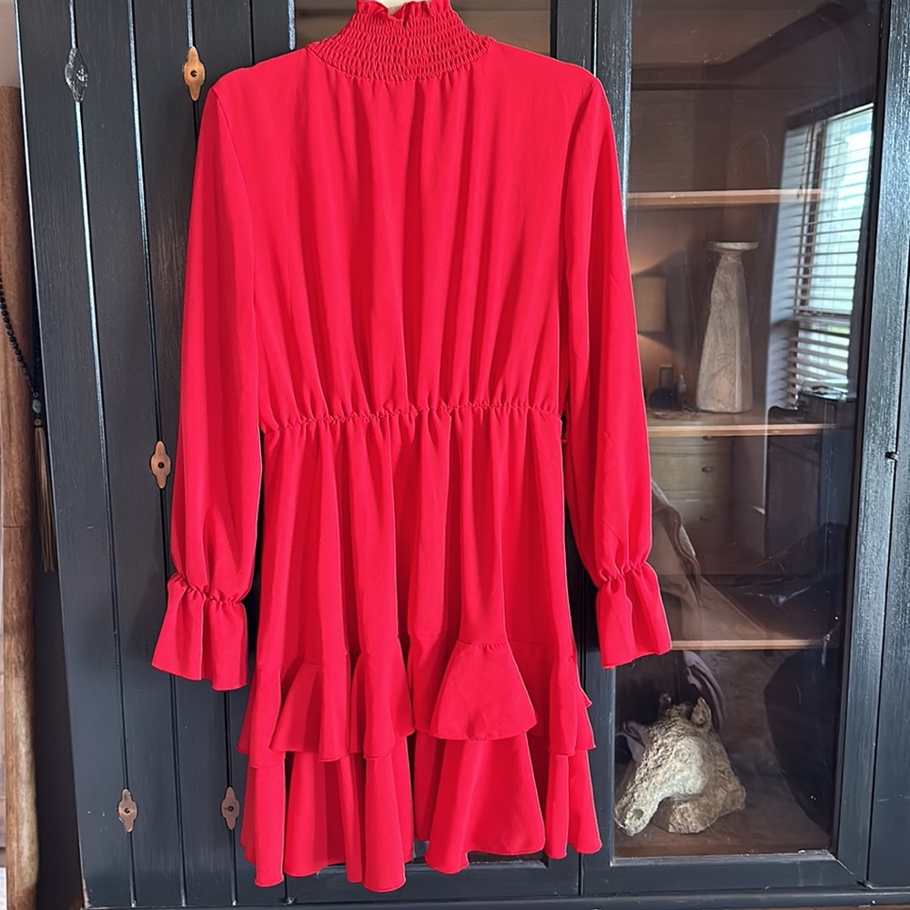 Simple red flattering dress - Picture 2 of 2